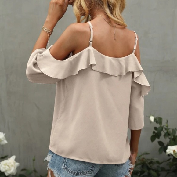 ☀️BNWOT Cold Shoulder Ruffle Trim Blouse! - Picture 2 of 5
